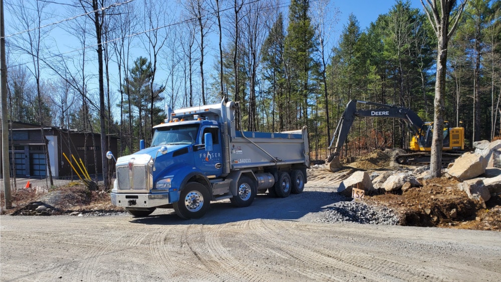 Camion de transport sur chantier.